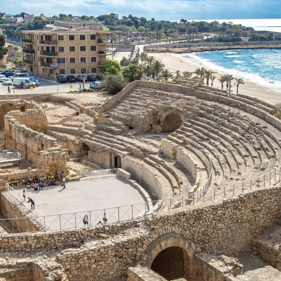 Anfiteatro romano de Tarragona Anfiteatro romano de Tarragona junto al mar Mediterráneo