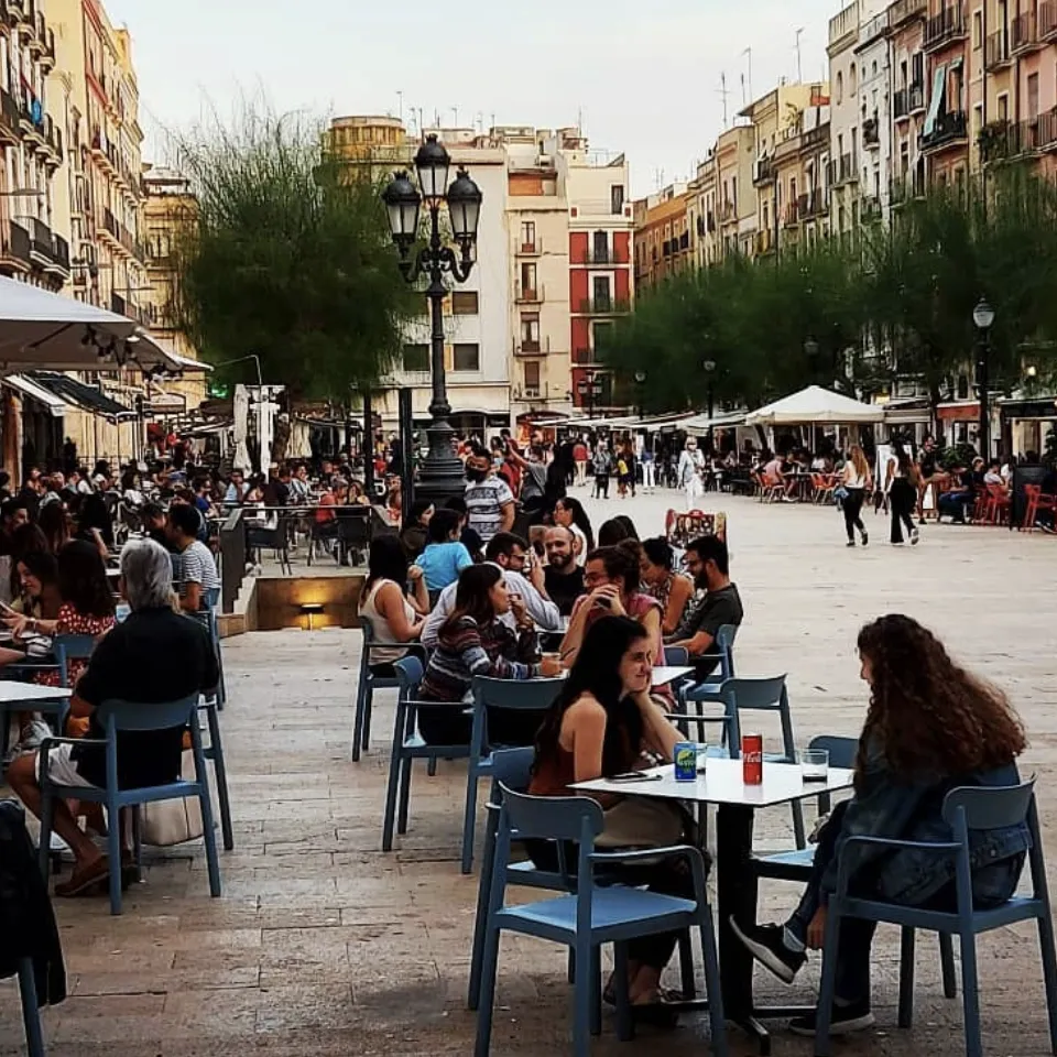 Plaza del Forum Tarragona casco antiguo Plazas y calles del casco antiguo de Tarragona con terrazas