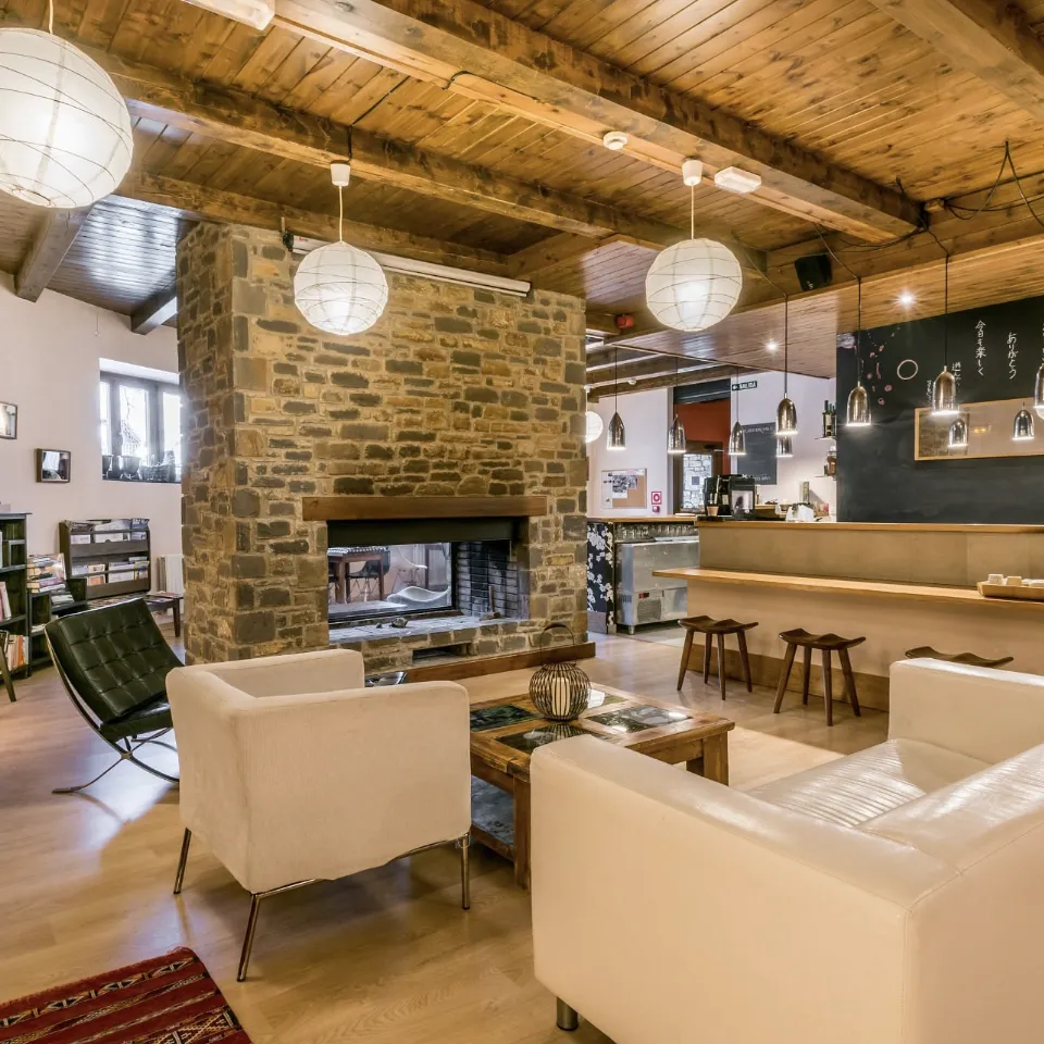 Quiet setting near the sea for meetings