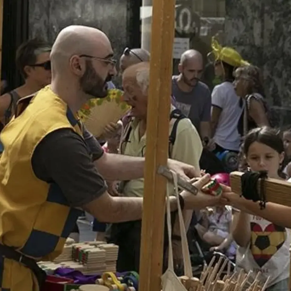 Mercado medieval en Tarragona con puestos y ambientación histórica