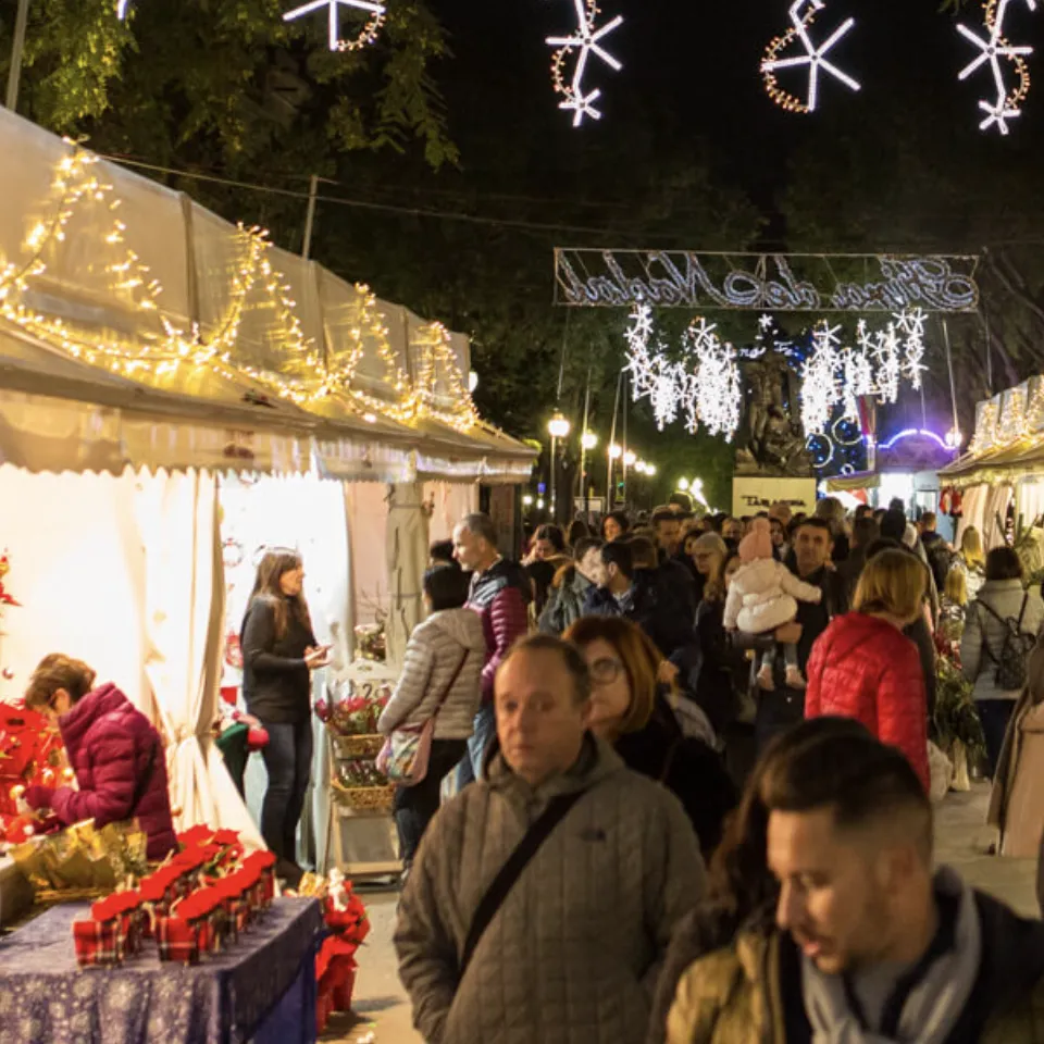 Mercado de Navidad en Tarragona con luces y puestos