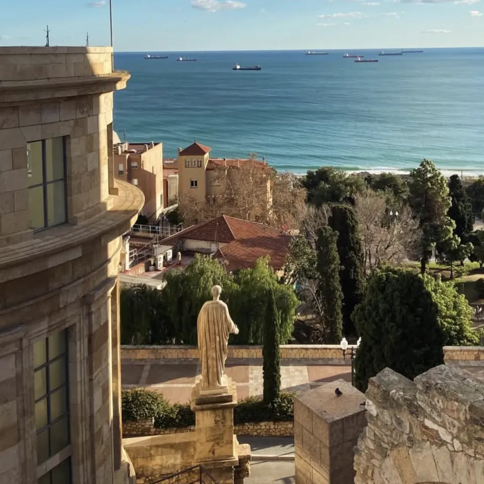 Rambla Nova Tarragona Rambla Nova de Tarragona con paseo central y árboles